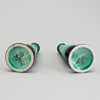 ILSE CLAESSON, "Serie V", ett par vaser, flintgods. Rörstrand 1930-tal.