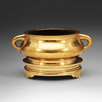 39. A polished censer, Ming dynasty, with Xuandes six character mark.