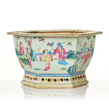 A large famille rose flower pot, Qing dynasty, 19th Century.