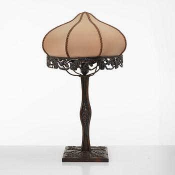 An Art Nouveau table lamp, early 20th Century.