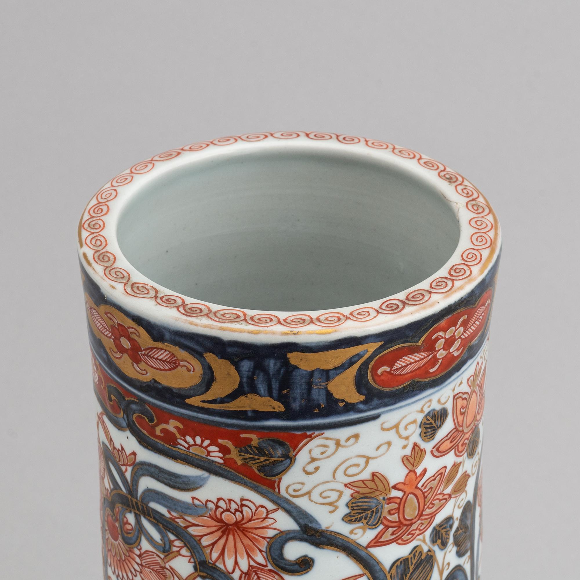 A japanese porcelain vase, Imari, 19th century.