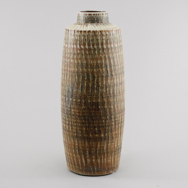 GOLVVAS, stengods, "Rubus", Gunnar Nylund, Rörstrand, 1900-talets andra hälft.