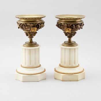 TAZZOR, 1 par, brons och marmor, sekelskiftet 1900.