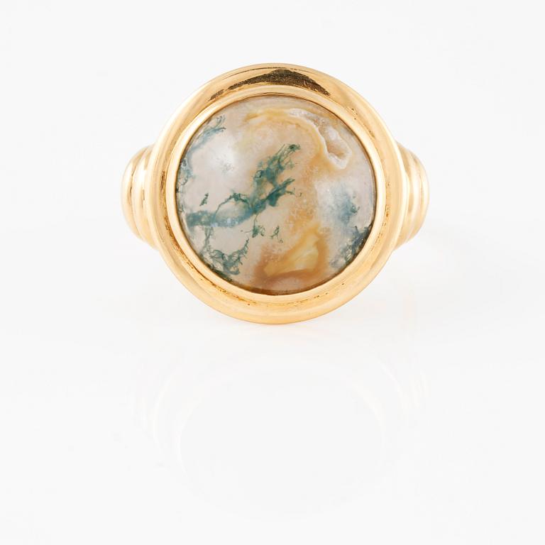 RING, med cabochonslipad sten.