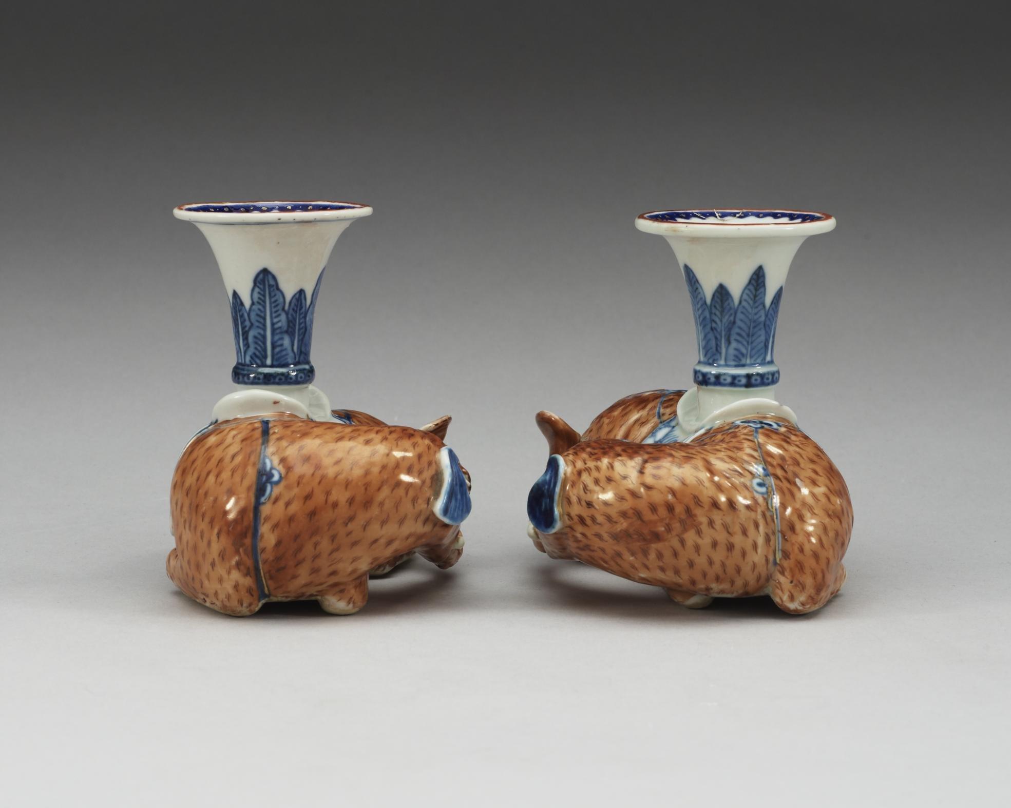 LJUSSTAKAR, ett par, kompaniporslin. Qing dynastin, Qianlong (1736-95).