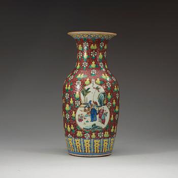 A famille rose vase, late Qing dynasty (1644-1912).