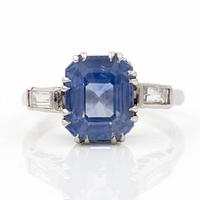 Platinum ring with a sapphire and baguette-cut diamonds. Accompanied by a report from GCS.
