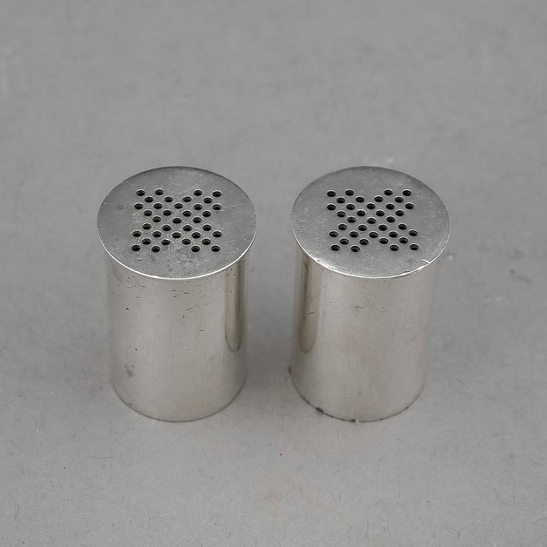 SALT- OCH PEPPARSTRÖARE, silver, Wiwen Nilsson, 1964. Vikt 43 g.