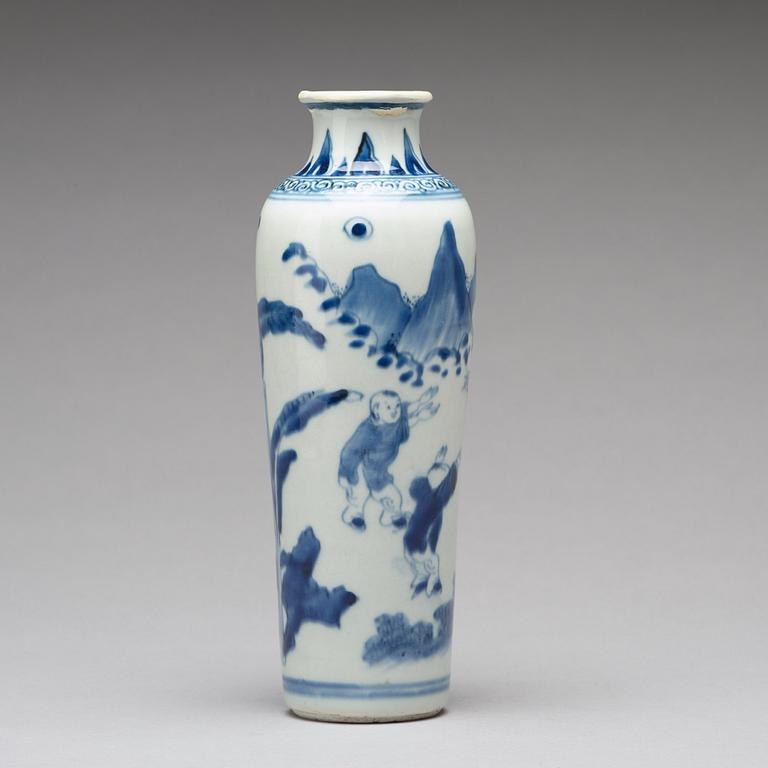 A blue and white Transitional vase, 17th Century.