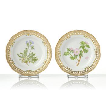 Tallrikar, 11 stycken, porslin. Royal Copenhagen,,' Flora Danica', Danmark, 1900-tal.