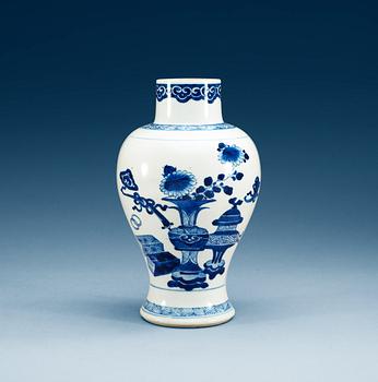 1548. A blue and white vase, Qing dynasty, Kangxi (1662-1722).