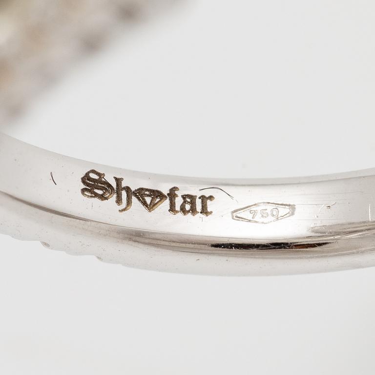 Crossover ring, 18K white gold set with pear-shaped and emerald-cut diamonds. Accompanied by GIA report.