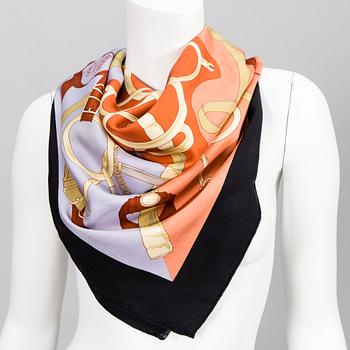 HERMÈS, SILKKIHUIVI JA KAULAHUIVI.