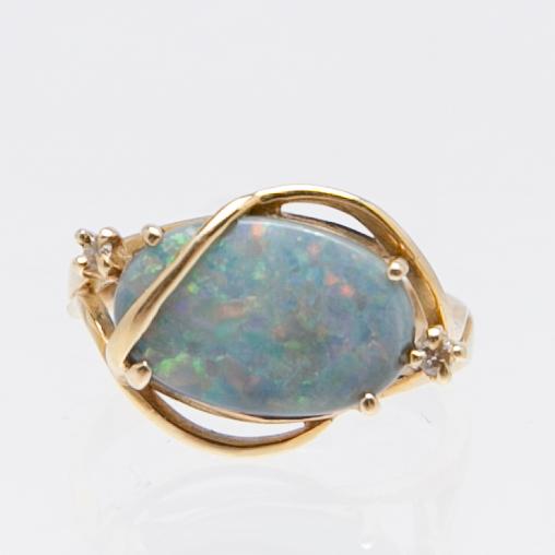 Ring, 18k guld med opal och briljantslipade diamanter.