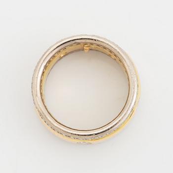 An 18K gold ring set with round brilliant-cut diamonds.