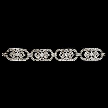 926. An Art Déco diamond bracelet. Total carat weight circa 13.00 cts.