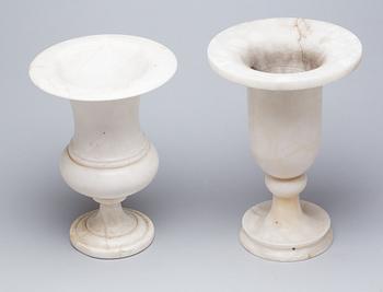 URNOR, 2 stycken, alabaster, 1900-tal.