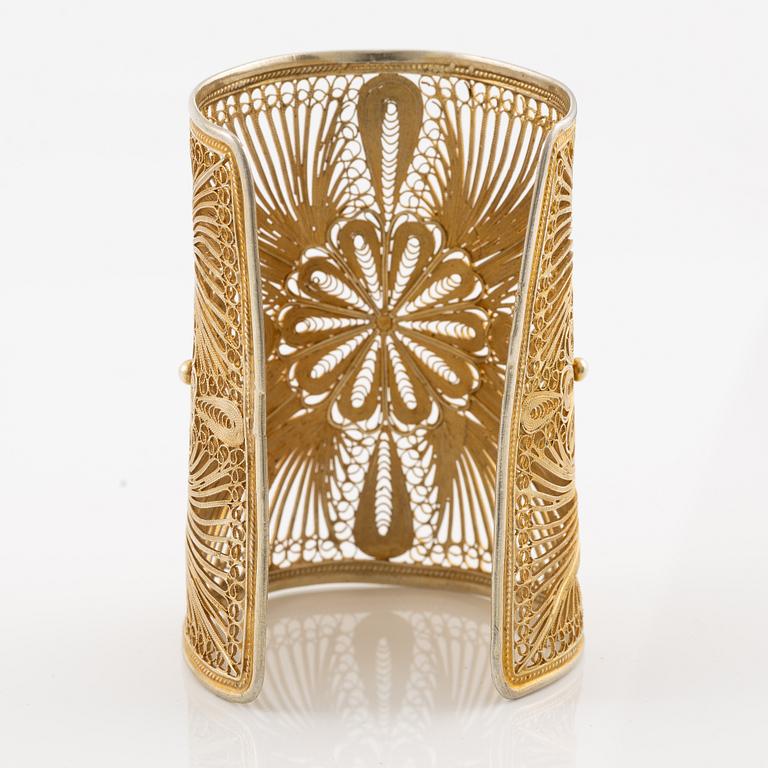 Yvone Christa, armring, förgyllt silver, med genombruten dekor.