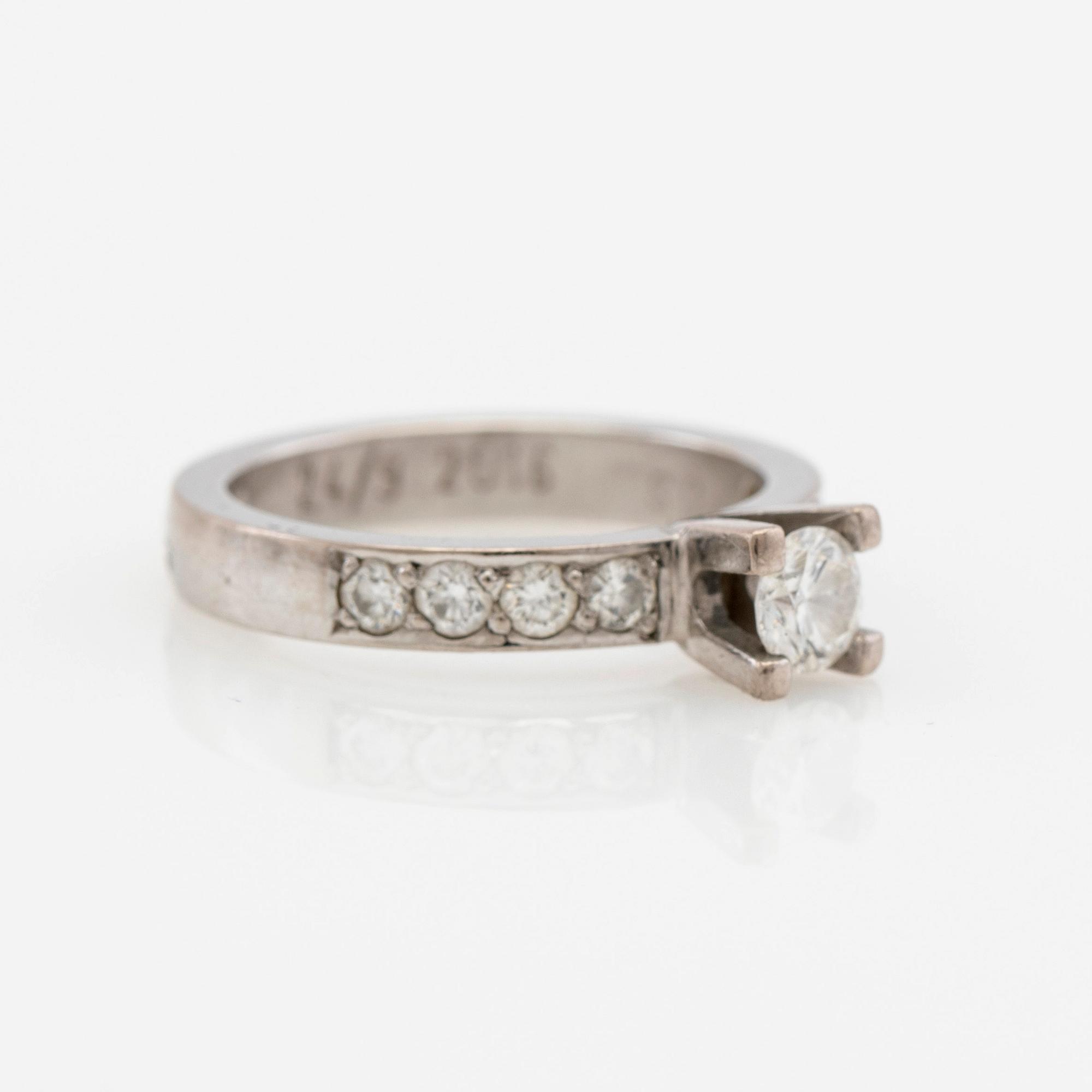 Ring, 18K white gold with brilliant-cut diamonds.