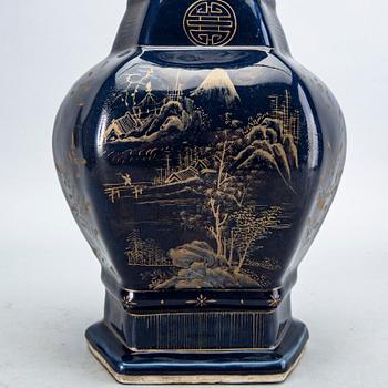 A blue vase, Qing dynasty, 19th Century.