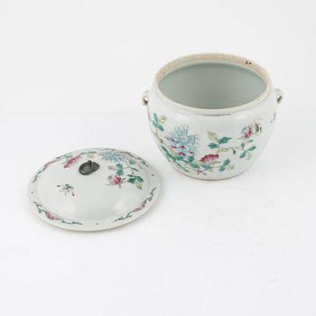 A famille rose tureen with cover, early 20th Century.