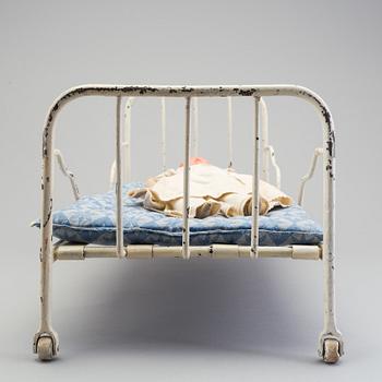 DOCKSÄNG med DOCKA Schildkröt-Puppen, 1900-talets första hälft.