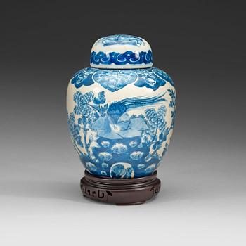 629. A blue and white jar, Qing dynasty, 19th Century, with Kangxi six caracters in underglazeblue.