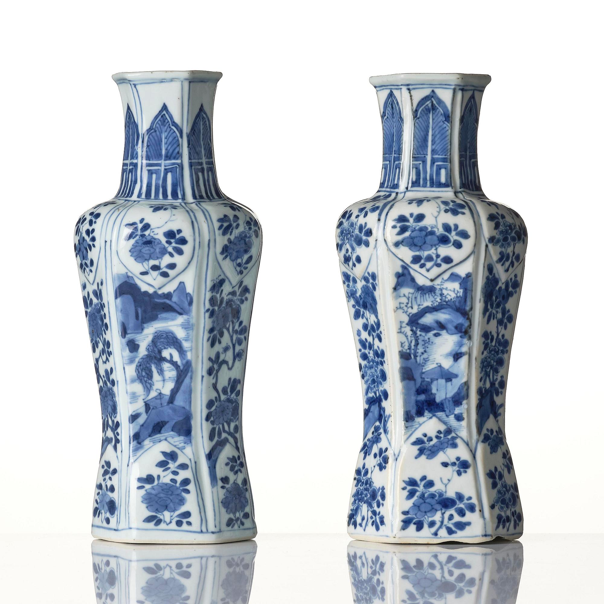 A pair of blue and white vases, Qing dynasty, Kangxi (1662-1722).