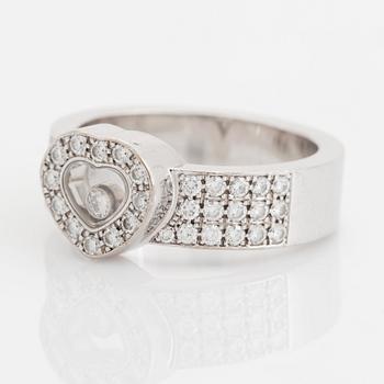 A Chopard "Happy Diamonds" ring in 18K white gold set with round brilliant-cut diamonds.