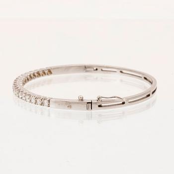 An 18K white gold bracelet set with round brilliant-cut diamonds.