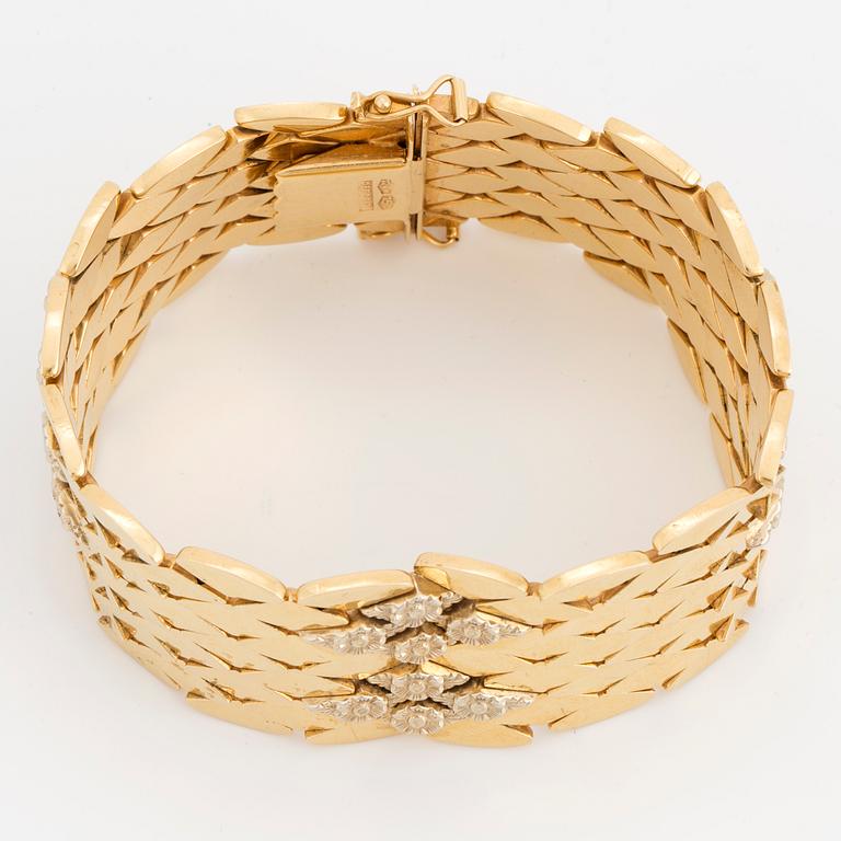 An 18K gold bracelet, Italy.
