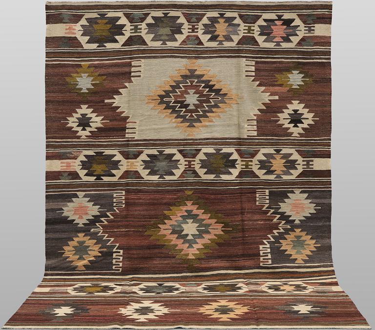 A Kelim carpet, 295 x 198 cm.