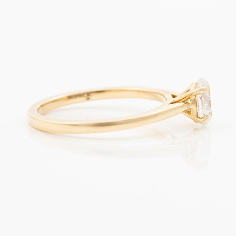 Ring 18K guld med ovalslipad diamant 0.72 ct, medföljande GIA dossier.