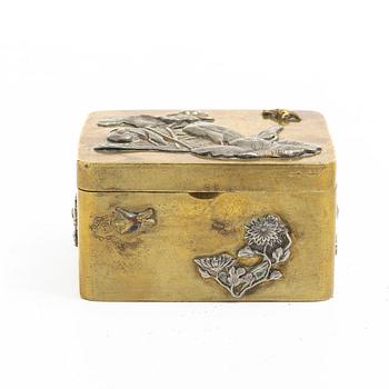 A small Japanese gilt copper box with cover and a porcelain dish, 19th century.