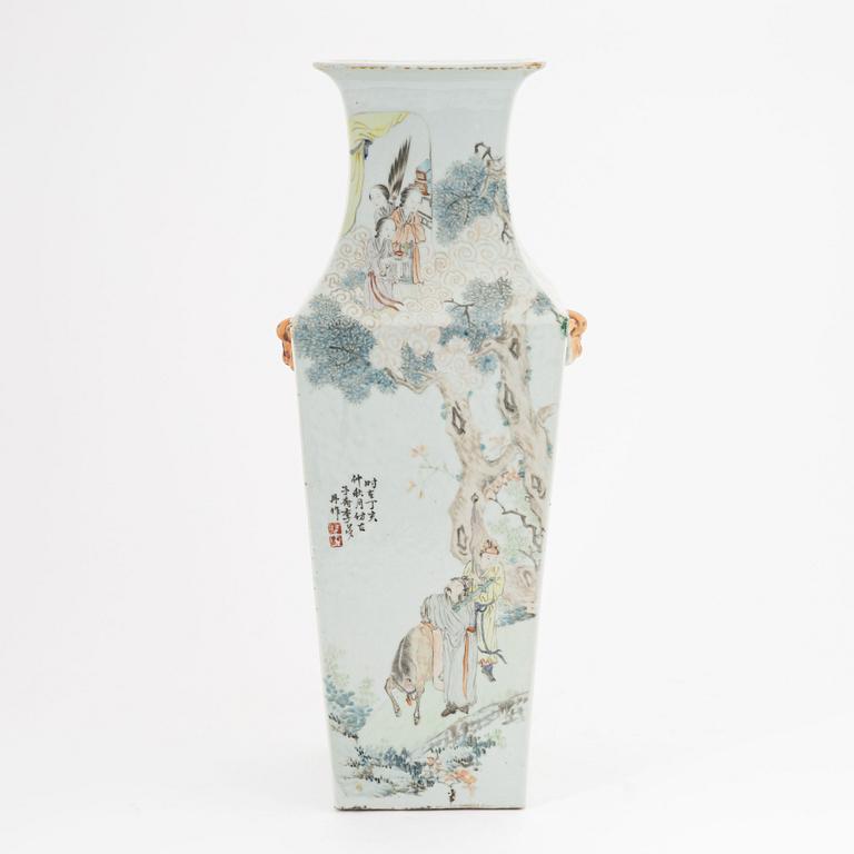 A Chinese square caligraphy vase, around 1900.