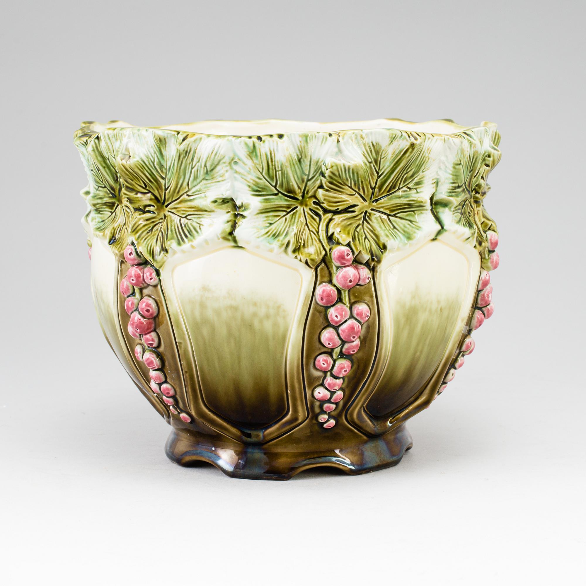 An Art Nouveau majolica plant pot, circa 1900.