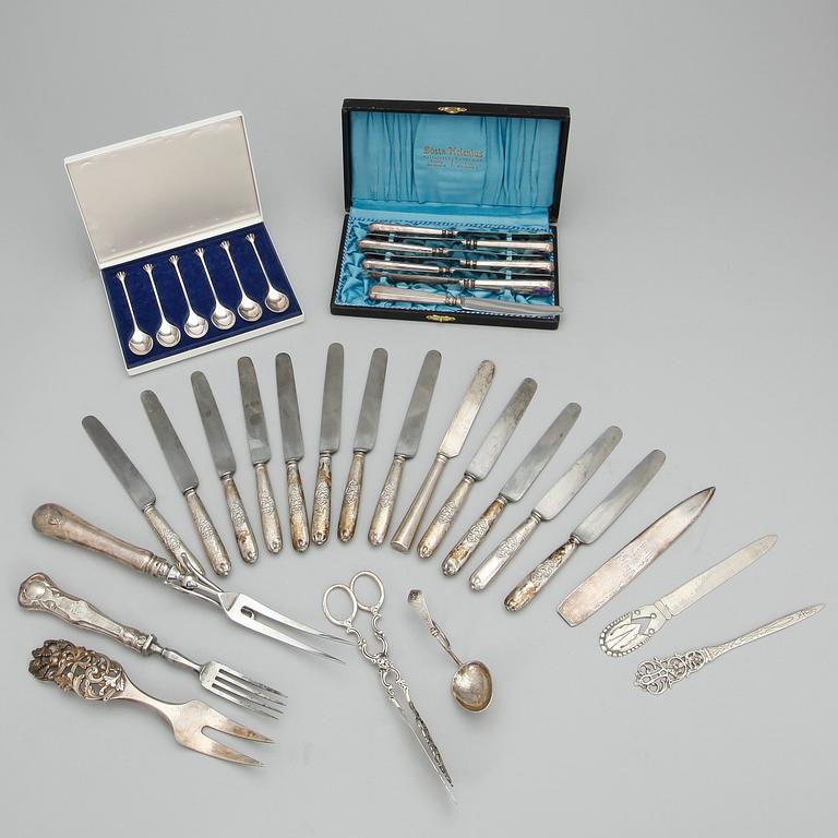PARTI SILVER, bl.a Gösta Helenius, Åbo, 1938, vikt exklusive delar innehållandes metall ca 323 gram.