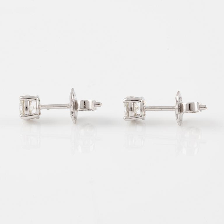 Örhängen med briljantslipade diamanter, medföljande GIA dossier.