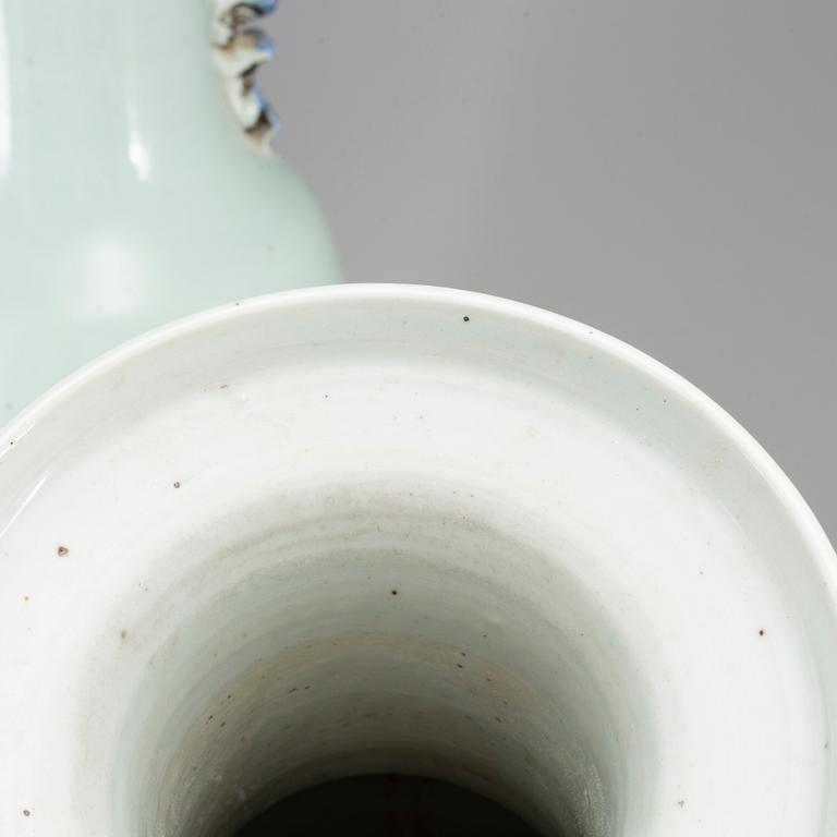 VASER, ett par, porslin. Kina, omkring 1900.