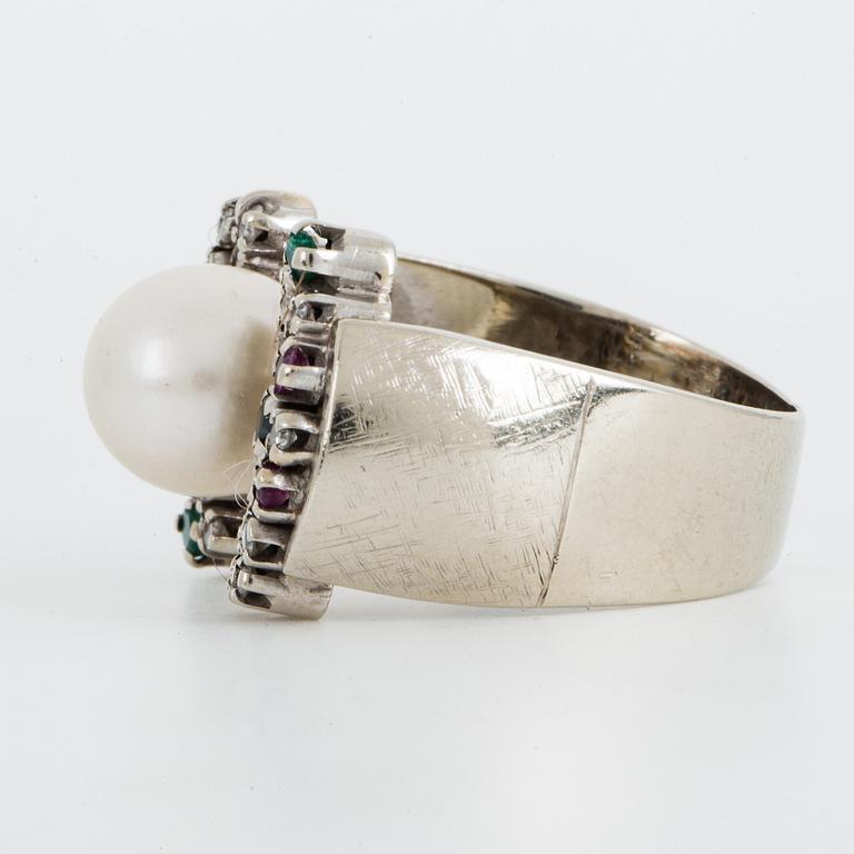 RING, vitguld med pärla, diamanter, safir, smaragd och rubin.