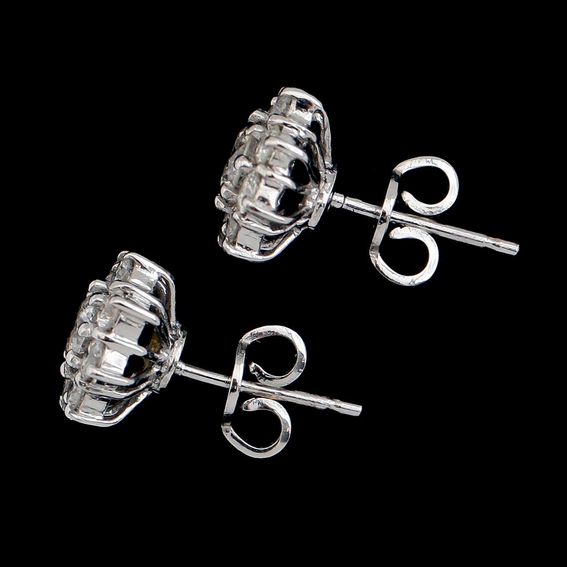 ÖRHÄNGEN, 1 par, 18 k vitguld, briljantslipade diamanter tot ca 1.56 ct.