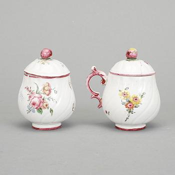 CREMEKOPPAR, ett par, porslin, Marieberg 1760-1782.