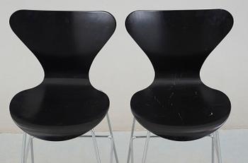 BARSTOLAR, ett par, "Sjuan", Arne Jacobsen för Fritz Hansen, 2006.