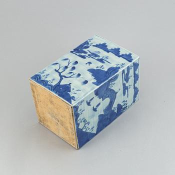 A blue and white large tea caddy, China, circa 1900.