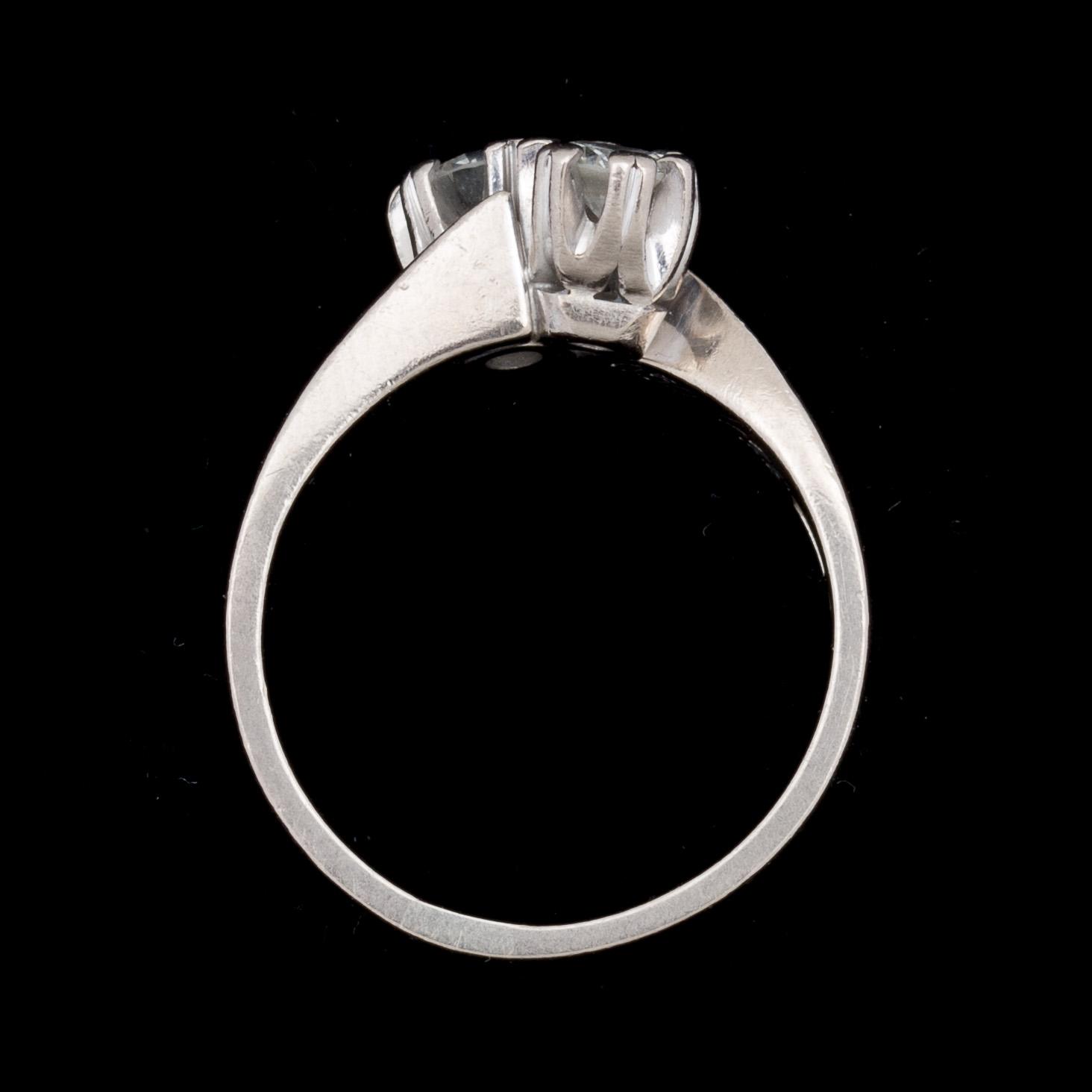 RING, 18k vitguld, 2 runda briljantslipade diamanter ca 0,50ct samt 0,26ct. Vikt ca 6,5g.