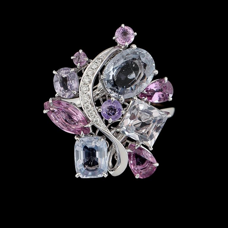 COCKTAILRING, 18K vitguld, olikfärgade safirer tot ca 7.90 ct, diamanter tot ca 0.07 ct.
