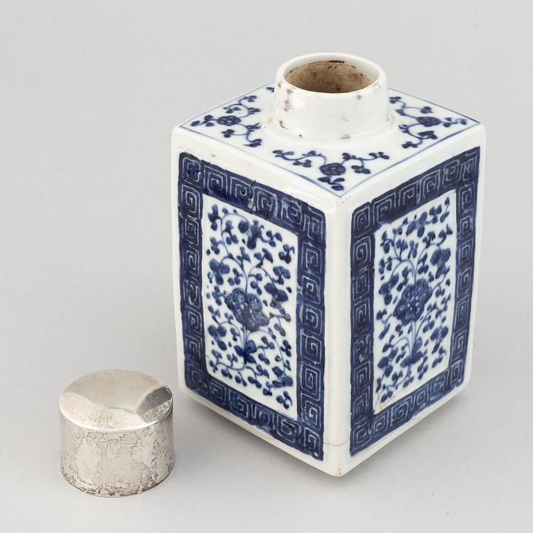 A blue and white export tea caddy, Qing dynasty, 18th century.