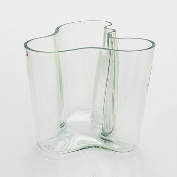 Alvar Aalto, A '3030' vase signed, Alvar Aalto 100 Iittala 1998.