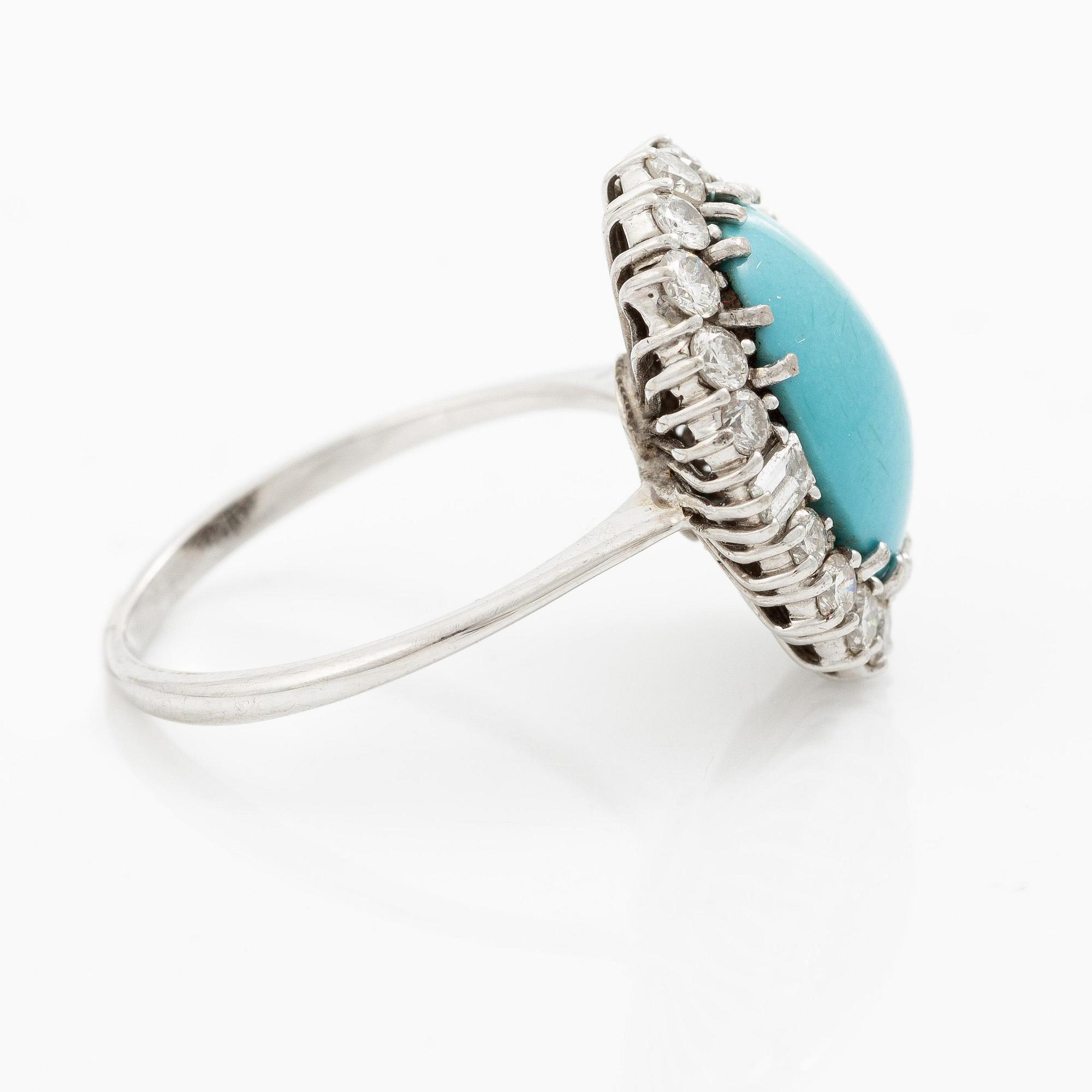 Ring 18K vitguld med turkos samt runda briljant- och baguetteslipade  diamanter.