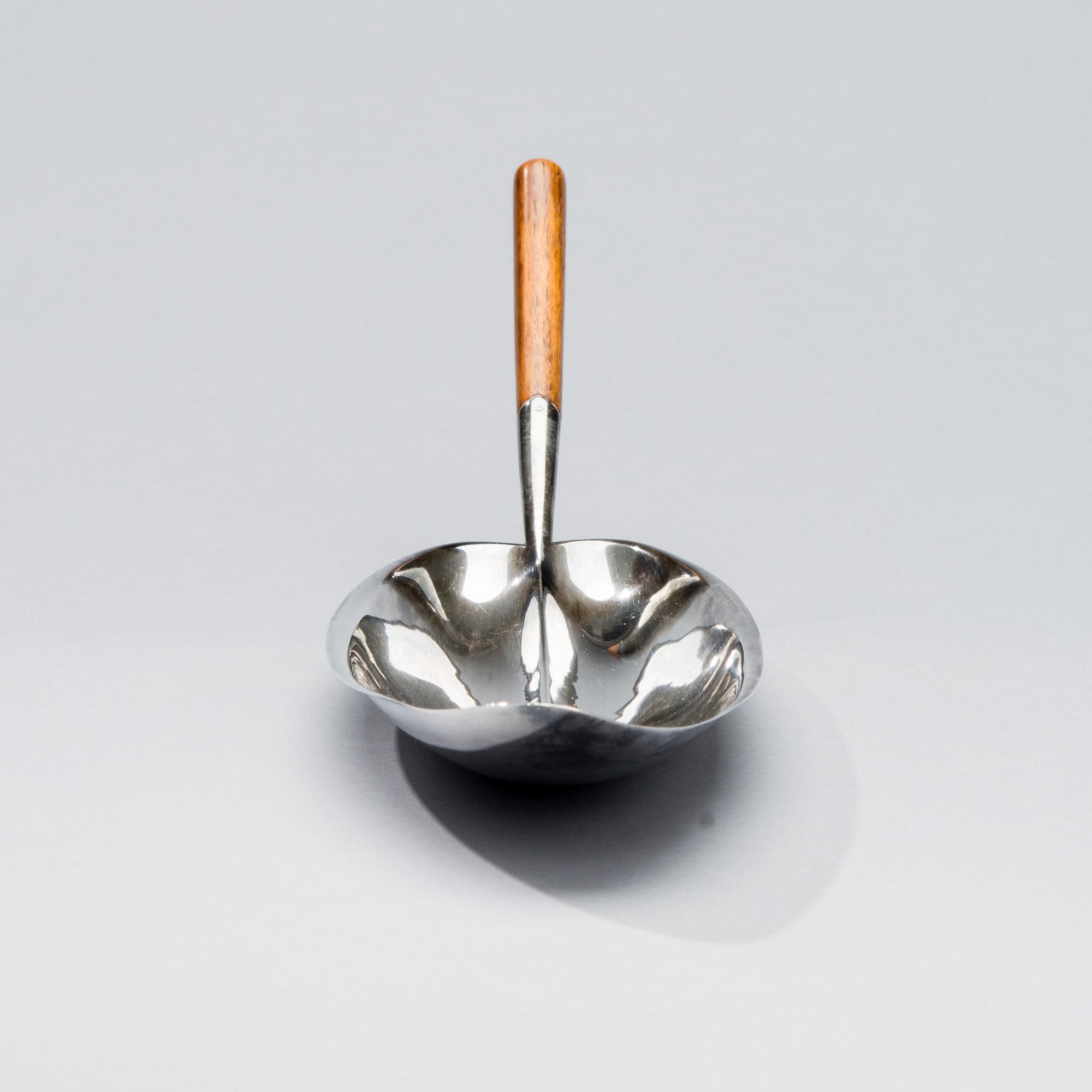 SKÅL, silver och teak, TW85, Tapio Wirkkala, Hopeakeskus, Tavastehus. Ca 1961. Modellen formgiven 1955.